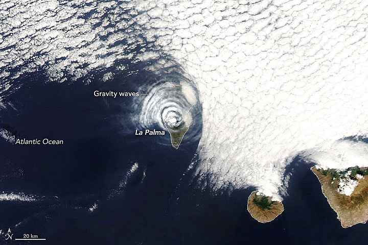 Imagem de satélite mostra um padrão de nuvens circulares ao redor do vulcão Cumbre Vieja no dia primeiro de outubro. Crédito: NASA