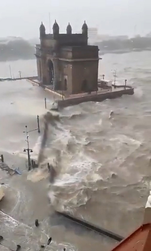 Reprodu��o da �rea do Hotel Taj, em Mumbai, fortemente inundada. Cr�dito: Imagem reproduzida no twitter. 