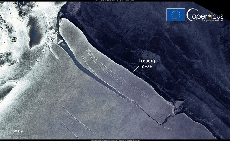 Imagem de satélite do dia 14 de maio mostra o enorme iceberg A-76 próximo à plataforma de gelo de Ronne. Crédito: União Europeia, Imagens do Copernicus Sentinel-1. 