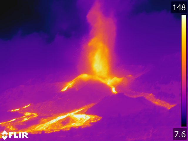 Imagem térmica revela os fluxos de lava saindo do vulcão Cumbre Viera nesta terça-feira, dia 21. Crédito: Divulgação INVOLCAN 