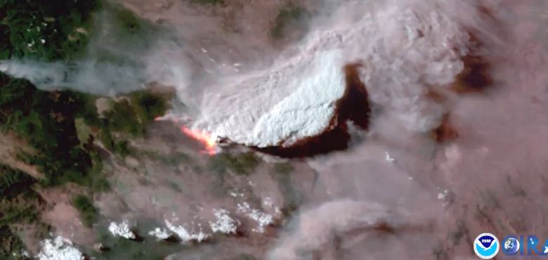 Imagem de sat�lite mostra parte da enorme fuma�a gerada pelo Bootleg Fire na divisa de Oregon com a Calif�rnia. Cr�dito: NOAA 