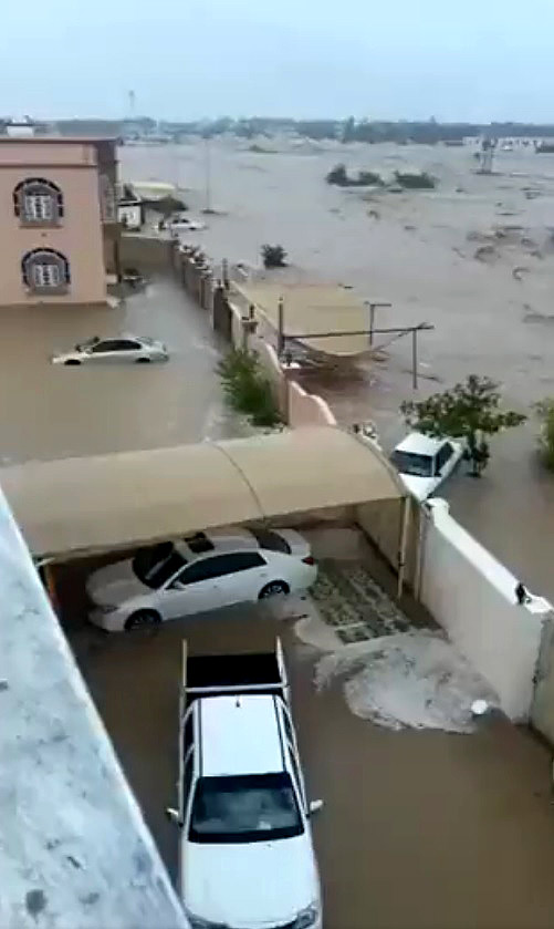As chuvas torrenciais provocaram graves inunda��es em Mascate (ou Muscat), capital de Om� no dia 3 de outubro. Cr�dito: Imagem divulgada pelo twitter @sirajnoorani