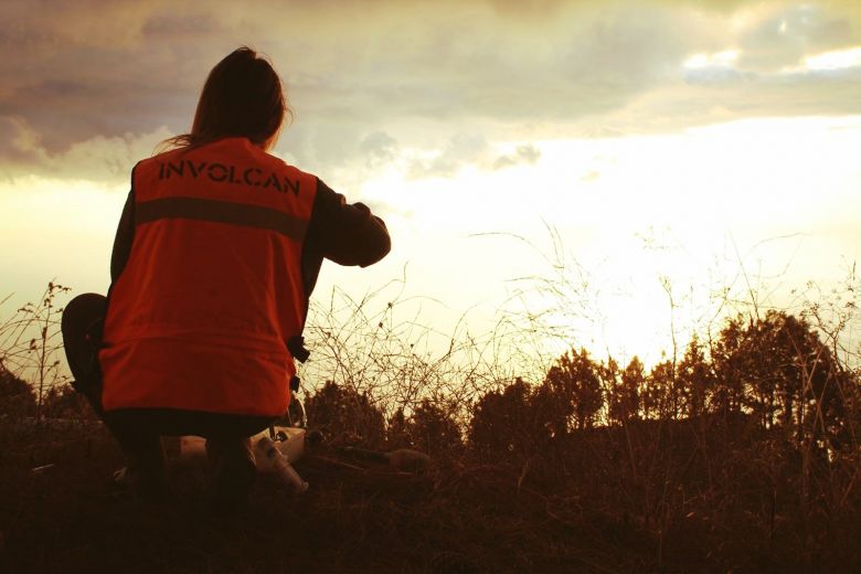 T�cnicos do INVOLCAN trabalham para avaliar os riscos de novas erup��es. Cr�dito: Imagem divulgada pelo twitter @involcan