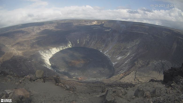 Imagem do cume do Kilauea quando a erupção começou às 15h21 aproximadamente no dia 29 de setembro. Crédito: Observatório de Vulcões Havaianos do USGS (HVO)