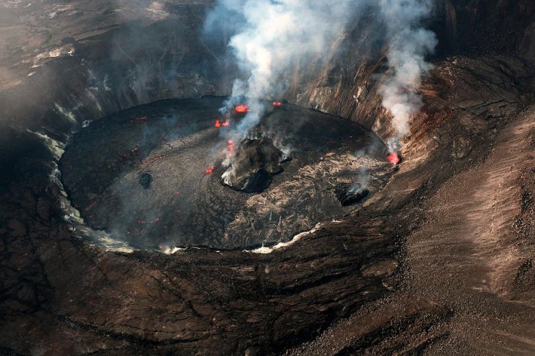 Imagem a�rea da erup��o do Kilauea em 30 setembro quando j� era poss�vel observar v�rias fontes ativas de lava nas partes central e ocidental da cratera Halema'uma'u. Cr�dito: Dom�nio P�blico/USGS