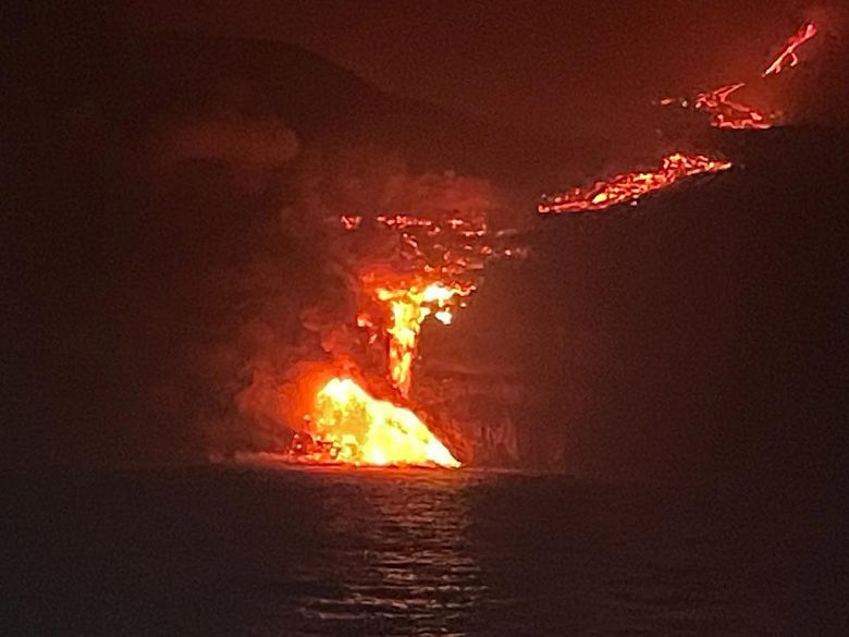 A lava chegou ao mar pela primeira vez na noite da terça-feira provocando grande depósito de material magmático. Crédito: Instituto Espanhol de Oceanografia 