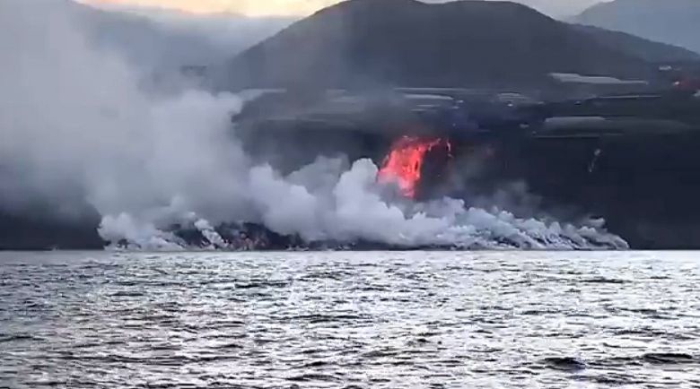 A Dire��o Geral da Marinha Mercante monitora os fluxos de lava avan�ando sobre o mar nesta quarta-feira, dia 29. Cr�dito: Imagem divulgada pelo twitter @mitmagob