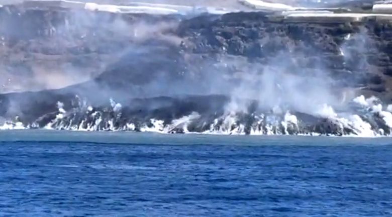 Forma��o de dep�sitos vulc�nicos e nuvens de vapor na costa de La Palma nesta quarta-feira, dia 29. Cr�dito: Imagem divulgada pelo twitter @JuanTVaz