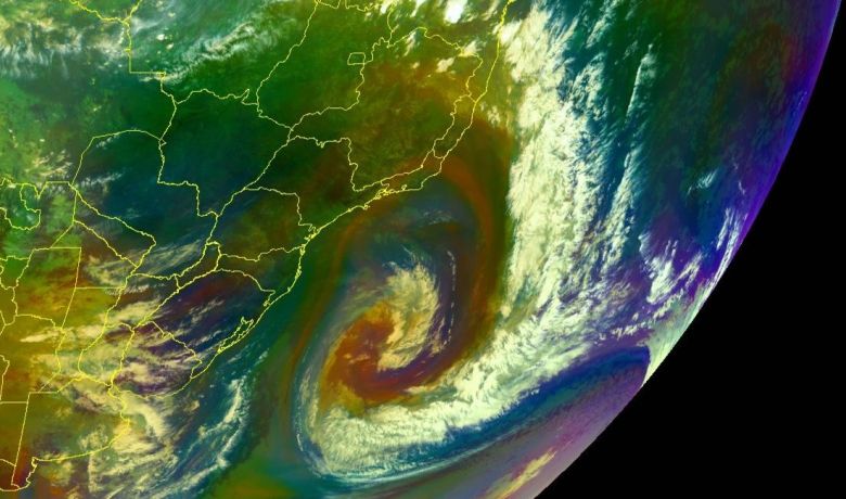 Imagem de sat�lite baseada no vapor de �gua mostra uma frente fria no sul da Bahia associada � �rea subtropical, na altura da regi�o Sul. Cr�dito: NOAA