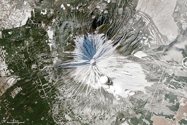 Imagem capturada por sat�lite mostra uma maior quantidade de neve na regi�o do Monte Fuji no final de dezembro de 2013. Cr�dito: NASA. 