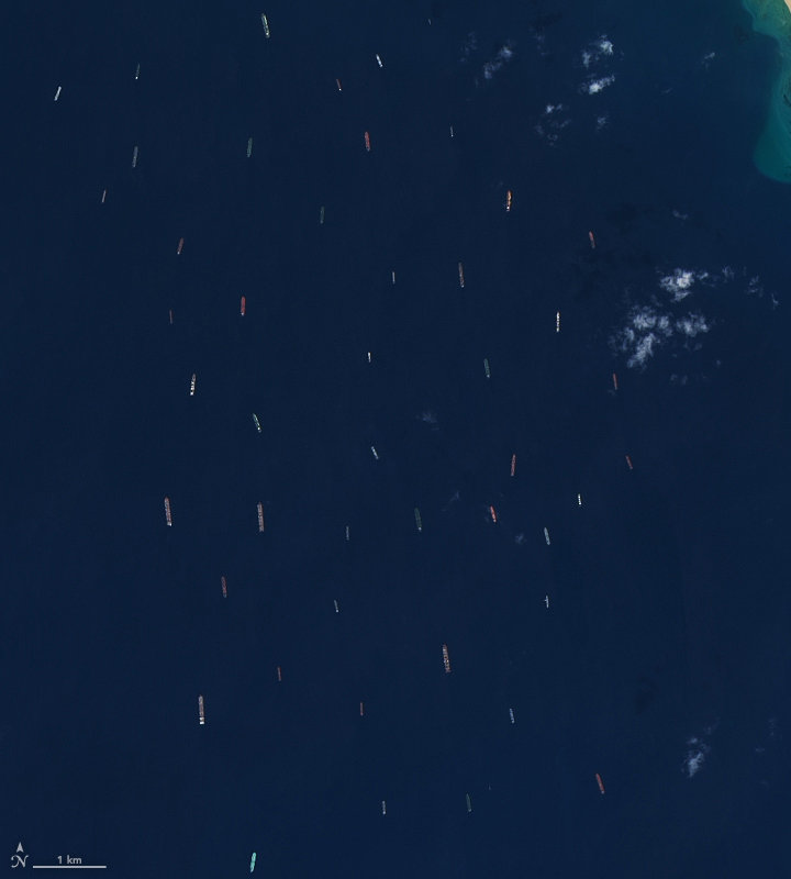 Imagem de satélite mostra o congestionamento de navios no Golfo de Suez no dia 27 de março. Crédito: NASA.