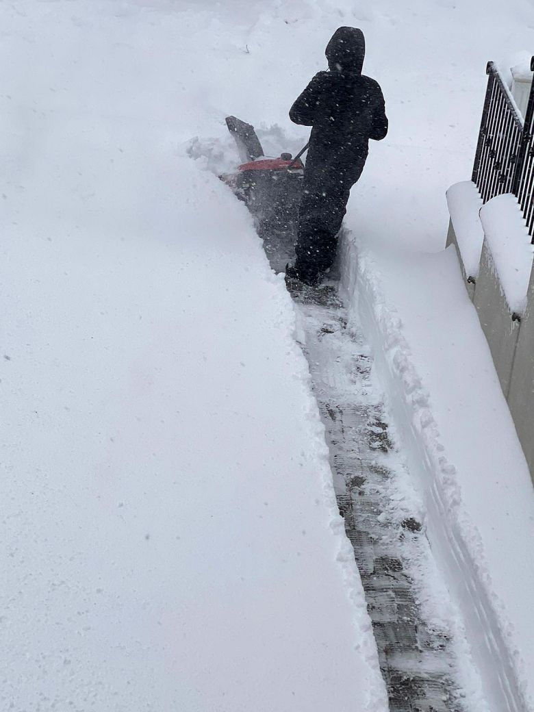 Nesta casa em Cresskill, em Nova Jersey, a neve chegou a altura do joelho. Crédito: Foto: MLGM, cortesia para o Painel Global. 
