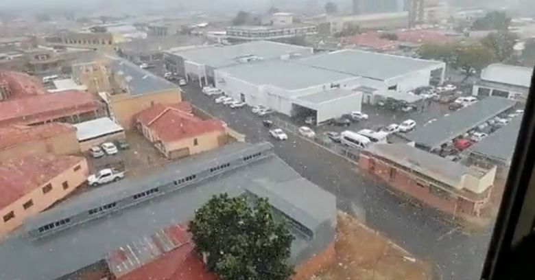 Queda de neve registrada na manh� da quinta-feira na cidade de Kimberley, em Northern Cape. Cr�dito: Imagem divulgada pelo twitter @MontseNeo