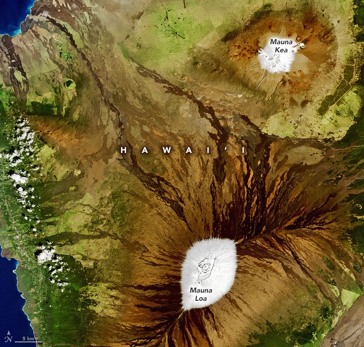 Imagem de satélite em cor natural mostra a neve acumulada sobre os vulcões Mauna Kea e Mauna Loa no dia 6 de fevereiro. Crédito: NASA