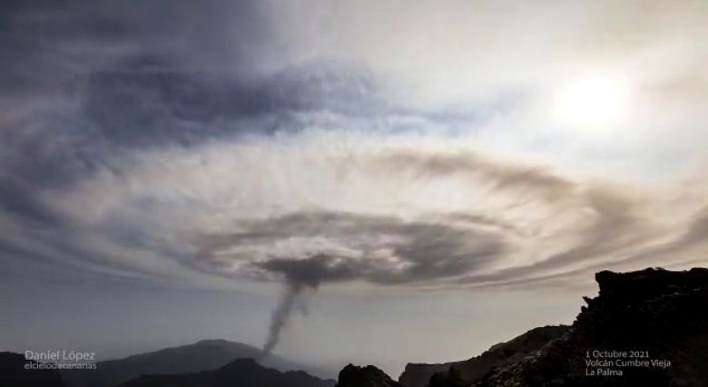 A imagem revela a intera��o da pluma eruptiva do Cumbre Vieja com a invers�o de temperatura observada acima de 5300 quil�metros de altitude. O vulc�o emite pulsos de diferentes intensidades que causam essas ondas de nuvens. Cr�dito: Imagem divulgada pela AEMET.
