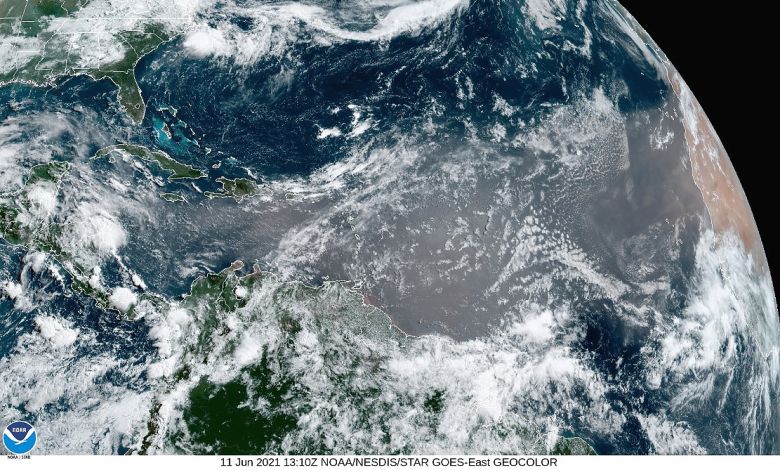 Imagem do satélite GOES-16 do dia 11 de junho mostra a grande massa do poeira se estendendo por todo o Atlântico entre a costa da África e o sul do Caribe. Crédito: NOAA