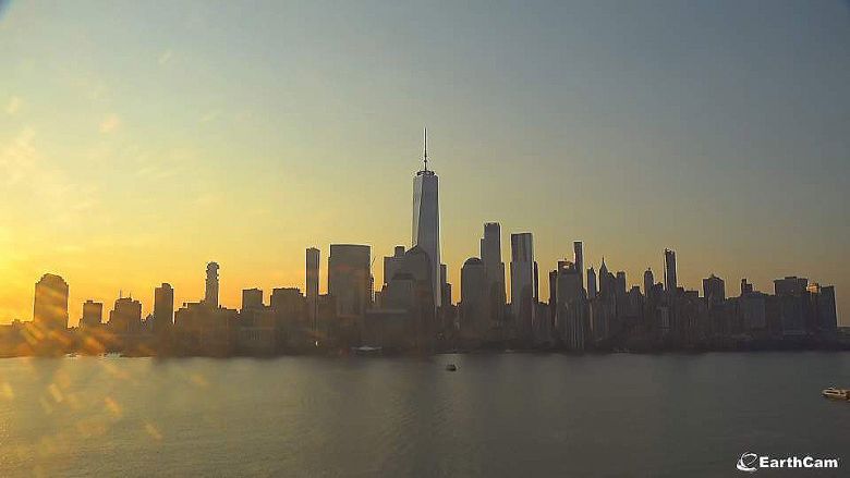 Amanhecer em Nova York nesta quinta-feira, dia 22. A fumaça já não era tão densa pela manhã. Crédito: Imagem divulgada pelo twitter oficial @NWSNewYorkNY 