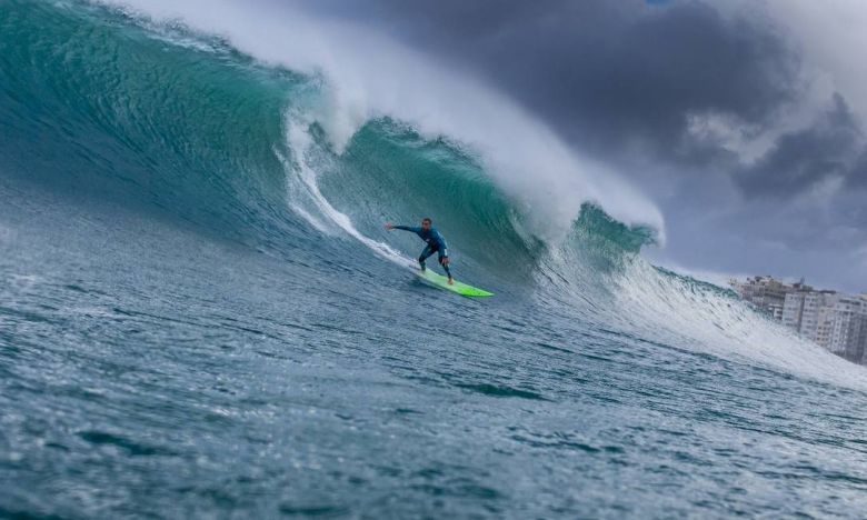 Altas ondas forma observadas no Posto 5 em Copacabana. Cr�dito: Eduardo Bar�o/Divulga��o. 