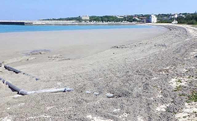 Vis�o da costa de Kagoshima, no sul do Jap�o, tamb�m afetada pela enorme quantidade de pedras-pomes. Cr�dito: Imagem divulgada pelo distrito de Chabana na cidade de Yoron, prov�ncia de Kagoshima.