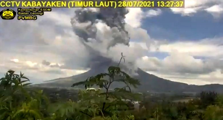 Vulcão Sinabung em erupção no dia 28 de julho. A explosão lançou fumaça e cinzas a 4,5 mil quilômetros de altura. Crédito: imagem de webcam PVMBG
