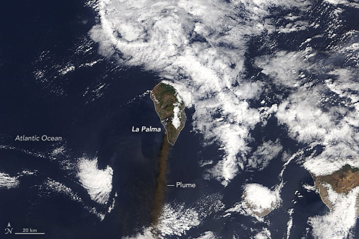 Imagem de satélite mostra uma densa nuvens de cinzas saindo do vulcão em La Palma indo em direção ao sul da ilha no dia 4 de outubro. Crédito: NASA