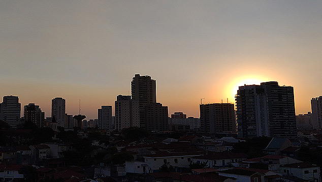 Sol se põe em meio à camada de poluição em São Paulo. Vila Mariana, zona sul. Crédito: Apolo11