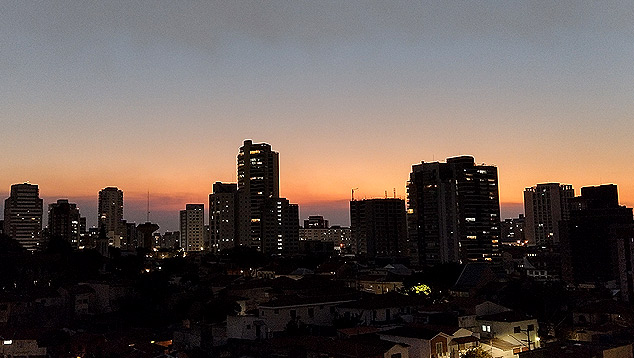 Camada de poluio  visvel no horizonte, depois de um domingo com muita fuligem no ar da Grande SP. Crdito: Apolo11