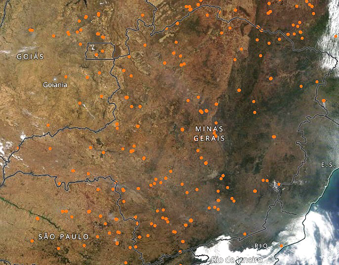 Imagem do satélite TERRA, da Nasa, mostra dezenas de focos de fogo sobre Minas Gerais na segunda-feira, dia 6. Crédito: Worldview/NASA.  