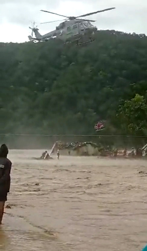 Os resgates em Nainital estão sendo feitos com a ajuda de helicópteros, depois que o lago da cidade transbordou isolando a região. Crédito: Reprodução de vídeo divulgado pelo twitter @PyaraUKofficial 