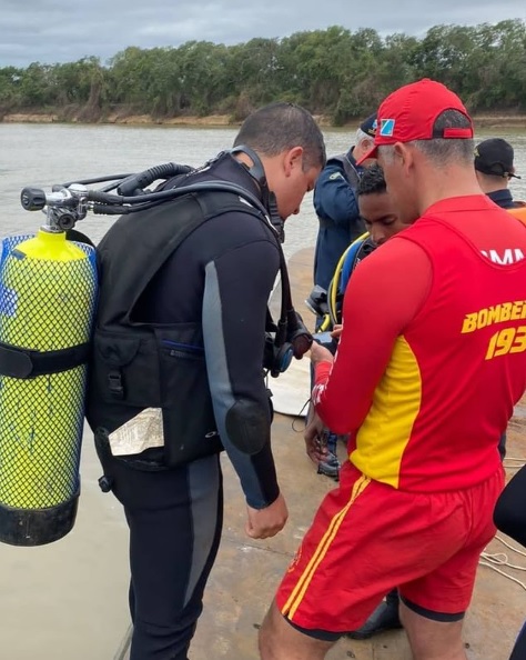 Bombeiros trabalharam no fim de semana no resgate de v�timas do naufr�gio no Pantanal. A s�tima v�tima foi encontrada no domingo � tarde. Cr�dito: Divulga��o Corpo de Bombeiros @cbmmsa193