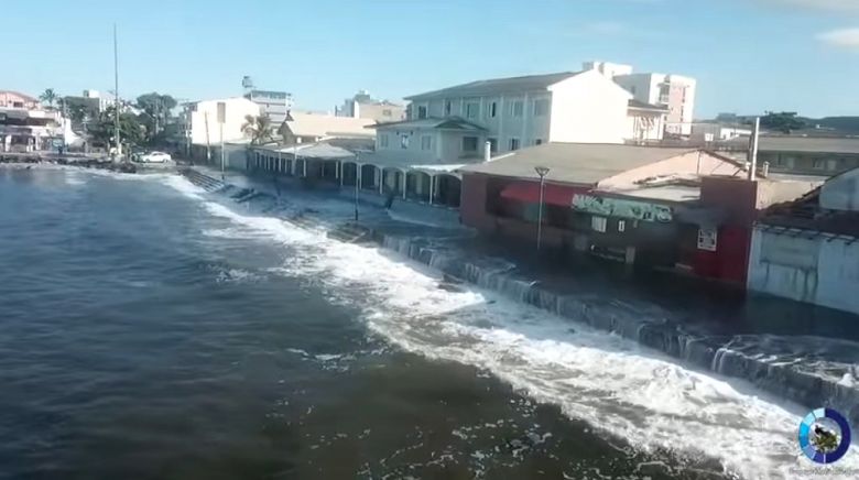 A água do mar invadiu a orla de Matinhos, no Paraná, no final da tarde da quarta-feira. Avisos da Marinha do Brasil continuam em vigor. Crédito: Imagens divulgadas na página Matinhos Agora/facebook 