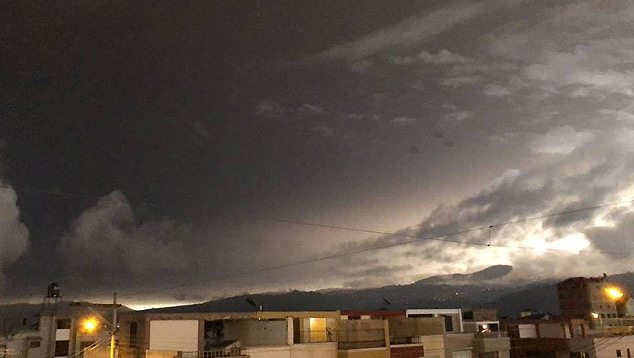 C�u escurecido por cinzas vulc�nicas em comunidade a oeste do vulc�o Sangay ap�s a erup��o do dia 11 de mar�o. Cr�dito: Imagem por webcam divulgada no twitter @volcanohotspot