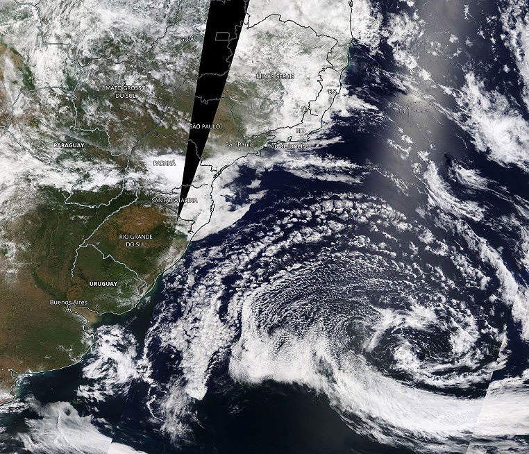 Imagem de sat�lite mostra a grande �rea em que o ciclone extratropical ainda atua pr�ximo ao Brasil nesta segunda-feira, dia 8. Cr�dito: Woldrview/NASA