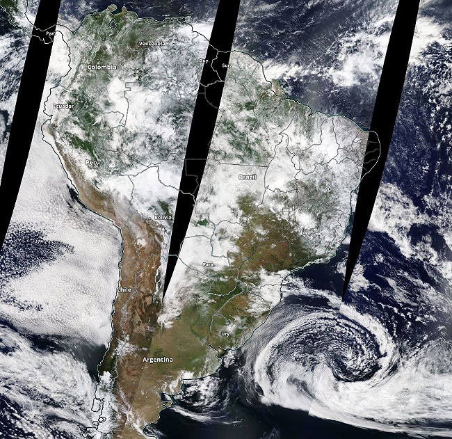 Imagem de satélite mostra o ciclone extratropical sobre o mar na altura do Sul do Brasil no domingo, dia 7 de novembro. Crédito: Worldview/NASA