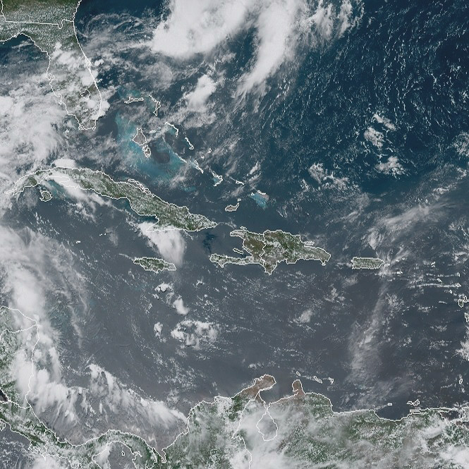 Imagem de sat�lite mostra a �rea em marrom claro onde a nuvem de poeira est� pairando, no sul do Caribe. Cr�dito: GOES-East NOAA