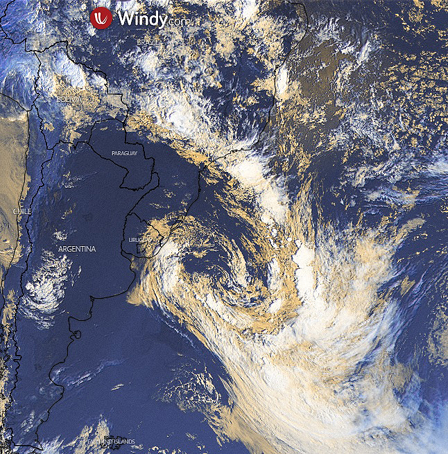 Imagem de satélite mostra grande extensão de nuvens do ciclone extratropical sobre o Atlântico sul nesta terça-feira, dia 30. Crédito: EUMETSAT/WINDY.
