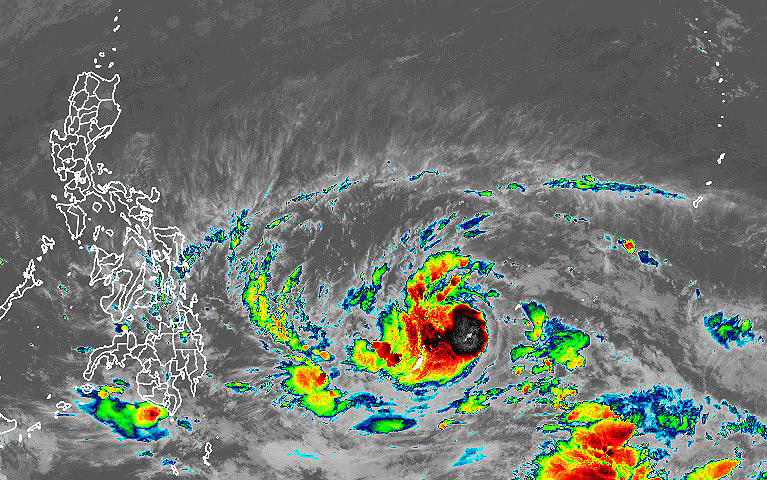 Imagem de sat�lite mostra a tempestade tropical Surigae ao largo da costa das Filipinas. Surigae deve evoluir para um super tuf�o at� domingo. Cr�dito: RAMMB/CIRA