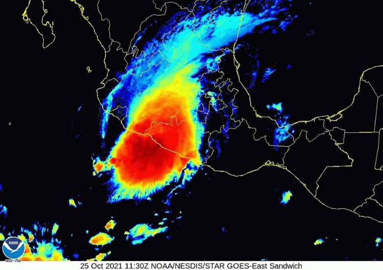 Imagem de sat�lite mostra o furac�o Rick chegando ao estado de Guerrero, no M�xico, nesta manh�. A tormenta s� deve perder for�a de vez na ter�a-feira. Cr�dito: NOAA