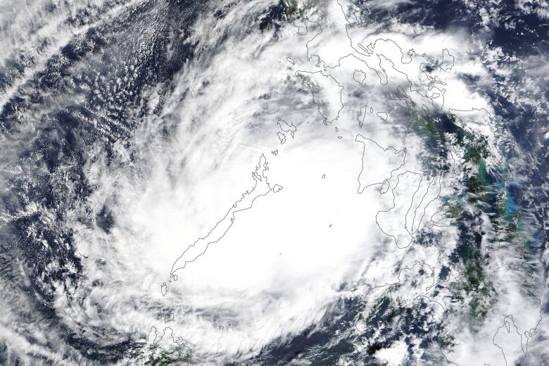 Imagem de satélite mostra o tufão Rai ao oeste das Filipinas em 17 de dezembro. Crédito: NASA