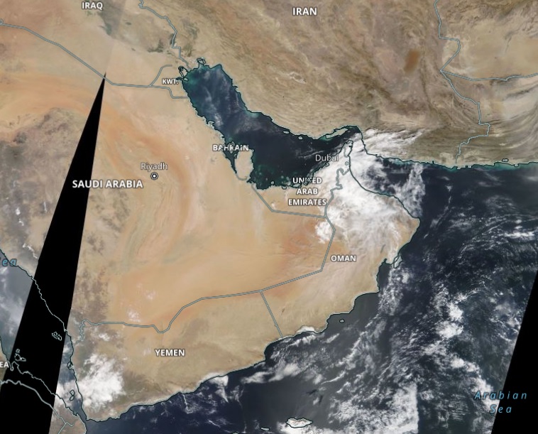 Imagem de satélite mostra os resquícios de Shaheen ainda atuando em áreas da Península Arábica nesta segunda-feira, dia 4. Crédito: Worldview/NASA 