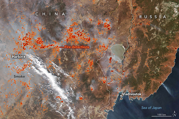 Imagem de satélite do Suomi NPP revela grande quantidade de pontos de calor e fumaça entre Harbin (China) e Vladivostok (Rússia). Crédito: NOAA/NASA