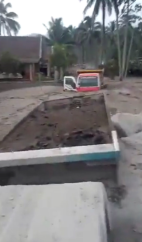 A destrui��o foi generalizada por onze vilarejos em Java Oriental. Cr�dito: Imagem divulgada pelo twitter @sirajnoorani