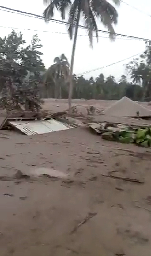 Cinzas e muita lama cobrem vilarejos de Java Oriental. Cr�dito: Imagem divulgada pelo twitter @sirajnoorani  