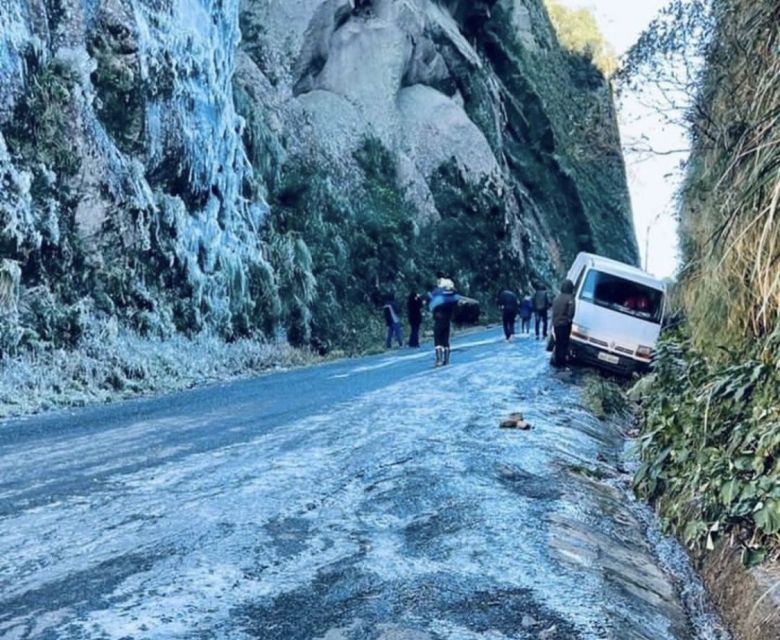 As Serra do Corvo Branco e Serra do Rio do Rastro ficaram fechadas para o trnsito nesta tera-feira, por conta do congelamento das pistas. Crdito: Imagem divulgada pela Polcia Rodoviria Estadual e no twitter @lucasneves sc