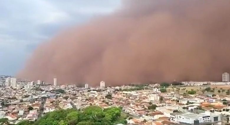 Enorme tempestade de poeira avan�a sobre Franca, no interior de S�o Paulo, na tarde do domingo, lembrando os grandes haboobs de desertos. Cr�dito: Imagem reproduzida em redes sociais/ Divulga��o @EstevaldoCarne