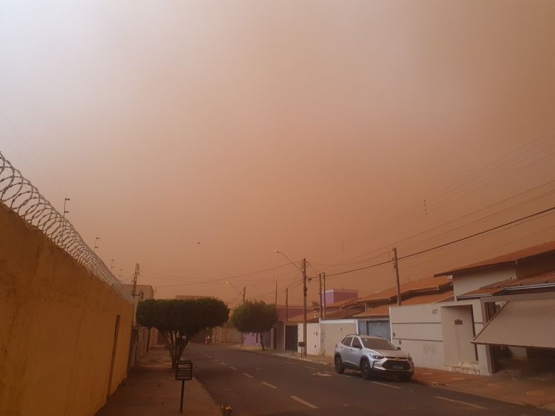 Tempestade de poeira se espalha por Barretos, no interior de S�o Paulo, na tarde do domingo, dia 26. Cr�dito: Divulga��o redes sociais/@ArthurgtaX