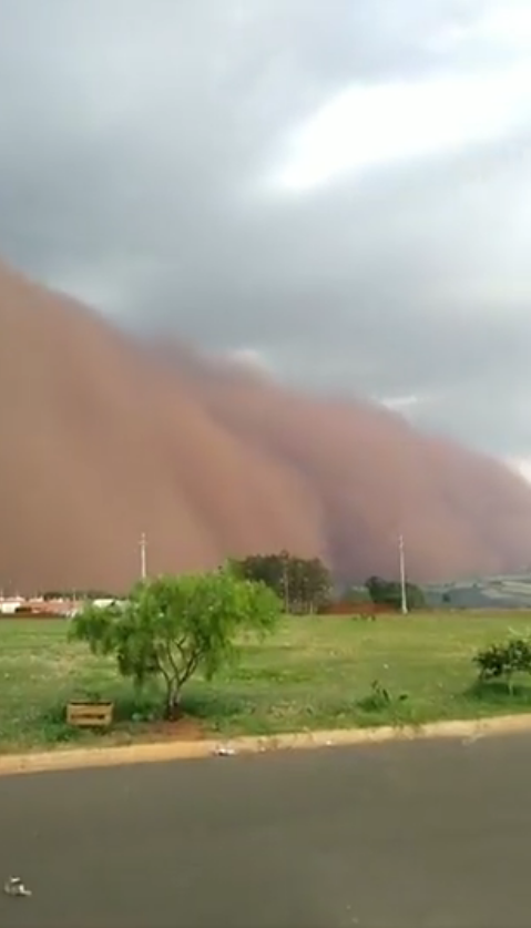 Enorme tempestade de poeira � registrada por moradores de Franca. Cr�dito: Divulga��o Redes Sociais/@EstevaldoCarne