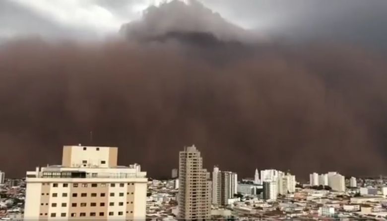 Tempestade de poeira avança sobre Franca no interior de São Paulo na tarde do domingo, dia 26. Crédito: Divulgação Redes Sociais. 