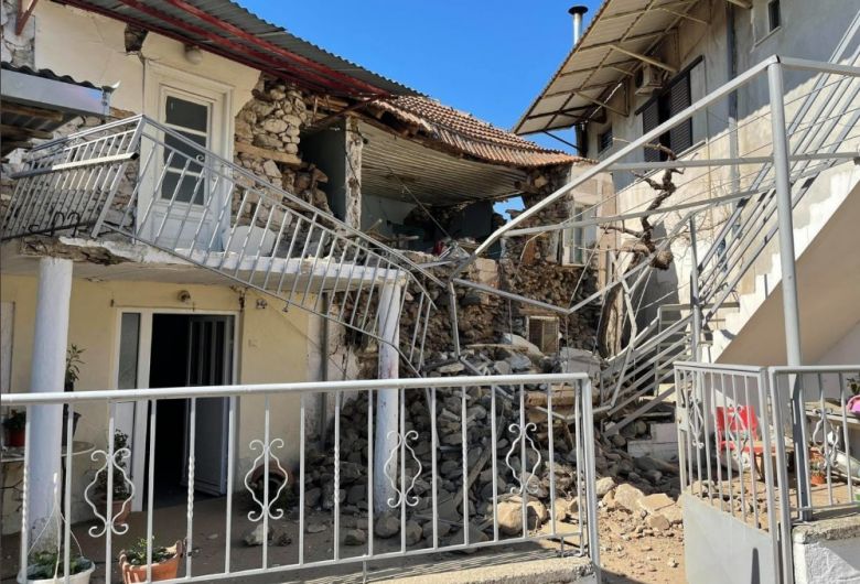 Destruição em Tyrnavos, na parte central da Grécia após forte tremor de 6.3 magnitudes no dia 3 de março. Crédito: Imagem divulgada pelo twitter @Tpeecuador