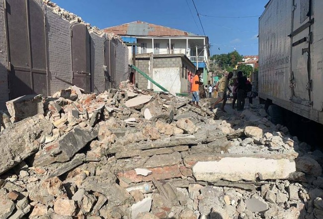 Muita destruição em Les Cayes, no sudoeste do Haiti, neste sábado, dia 14. Crédito: Imagem divulgada pelo twitter oficial @HBEAUCEJOUR
